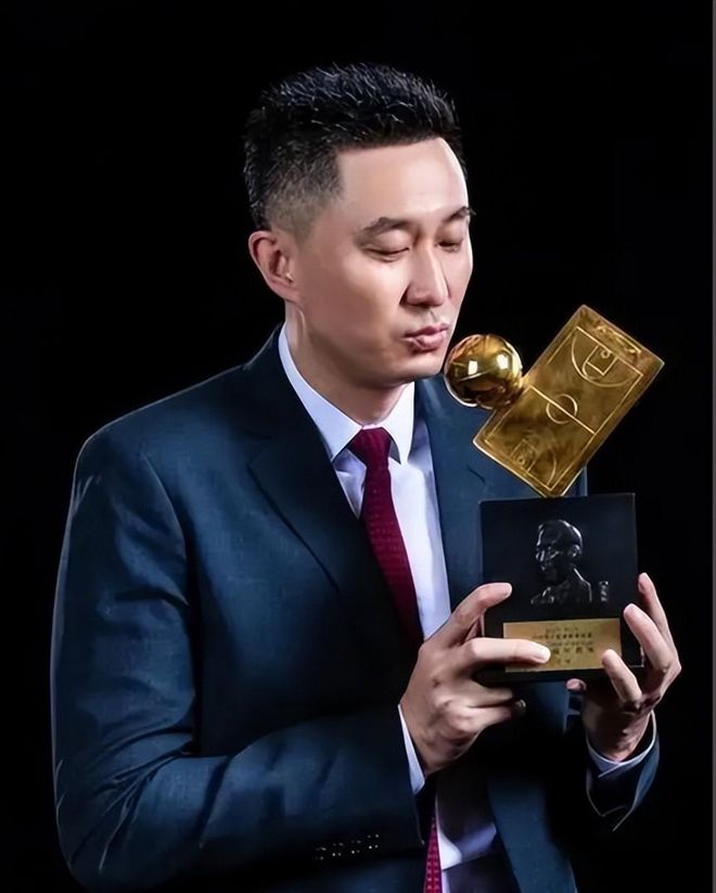 硬刚球迷！34岁内马尔世界杯后首秀双响 2万人前发扑克牌：继续喷