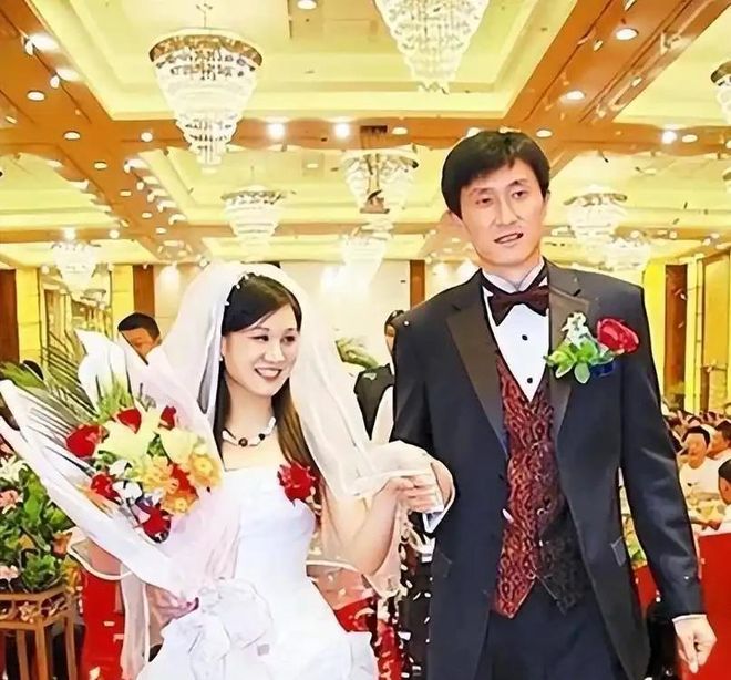 硬刚球迷！34岁内马尔世界杯后首秀双响 2万人前发扑克牌：继续喷